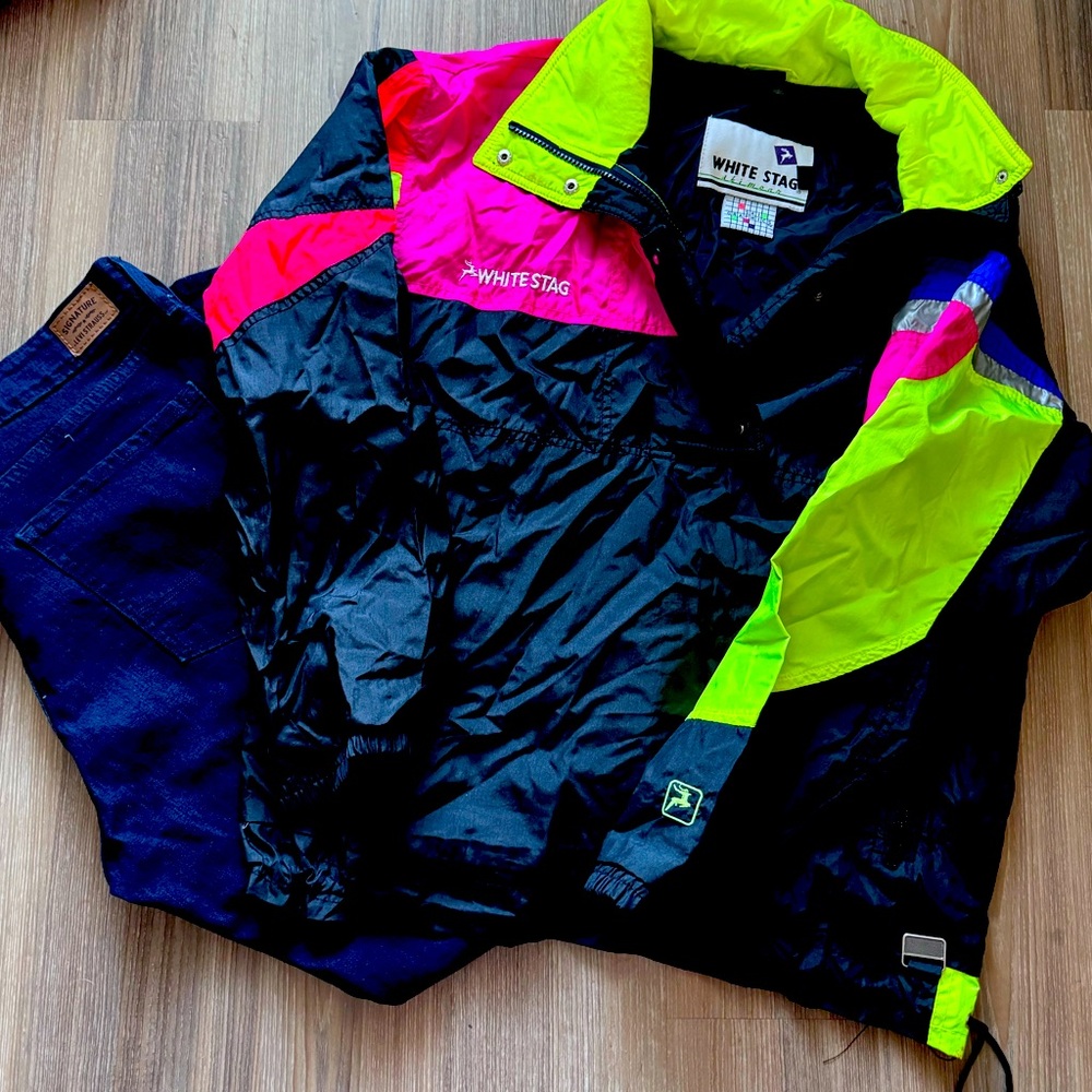 Whoa!!! This is 80’s at its BEST!! M jacket wind breaker with tons of colors!